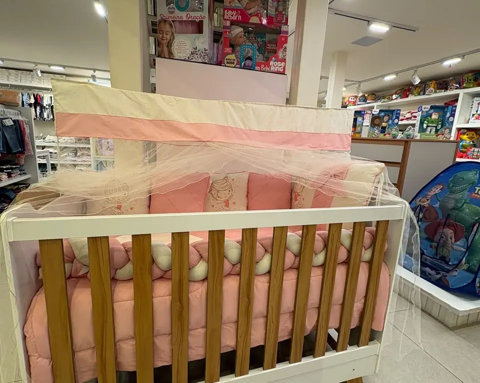 Berço montado com enxoval rosa na Pirulito Baby