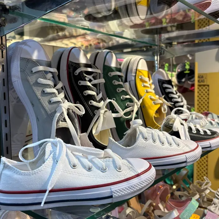 Tênis infantis na vitrine