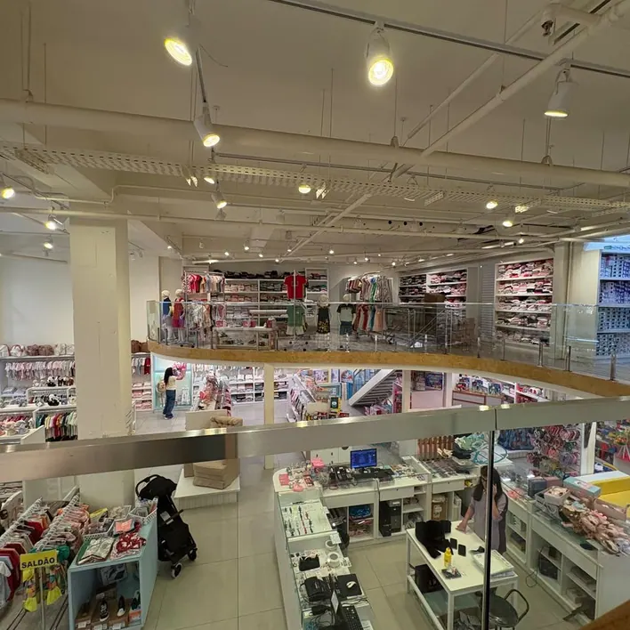 Interior da Pirulito Baby com móveis e roupas
