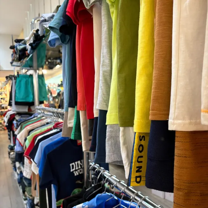 Arara de camisetas infantis coloridas