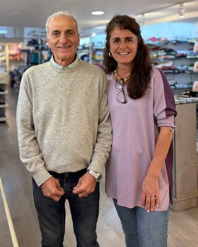 Seu Roberto, fundador da Pirulito, e Vanessa na loja