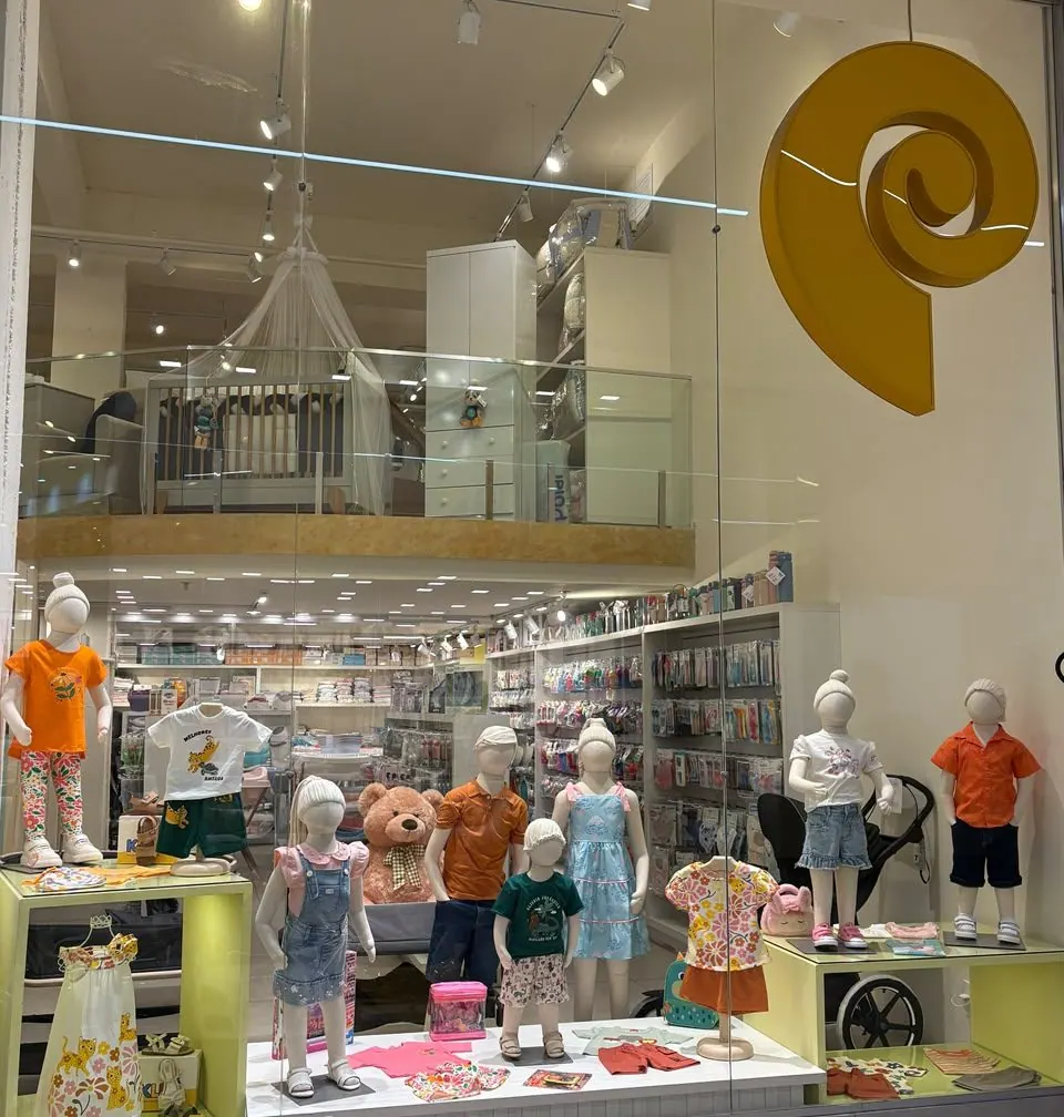 Vitrine da Pirulito Baby com roupas infantis e quarto de bebê no mezanino